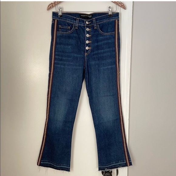 Flattering VERONICA BEARD Carolyn "Baby Boot" Stretch Button Fly Jeans - Picture 3 of 9